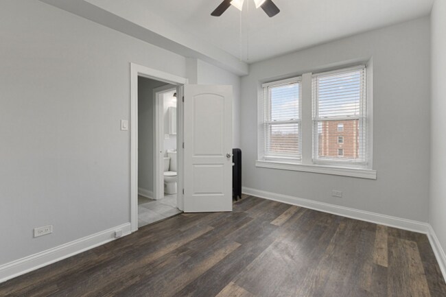 Building Photo - 1608 W Sherwin Ave