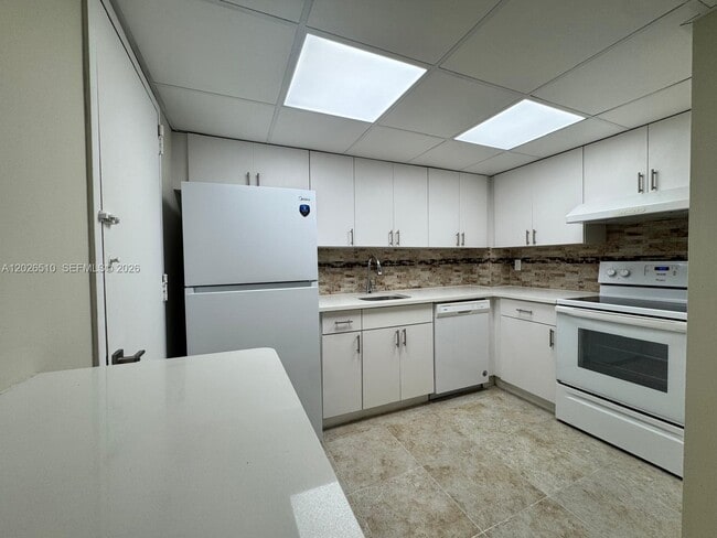 Building Photo - 401 Golden Isles Dr