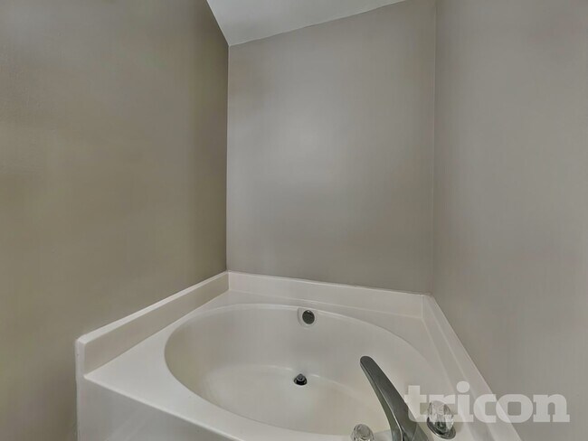 Building Photo - 5020 Osage Cir