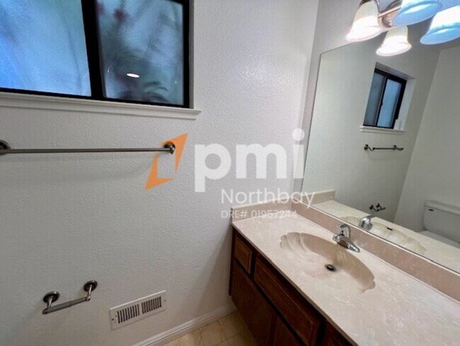Building Photo - 3552 Larchmont Ct