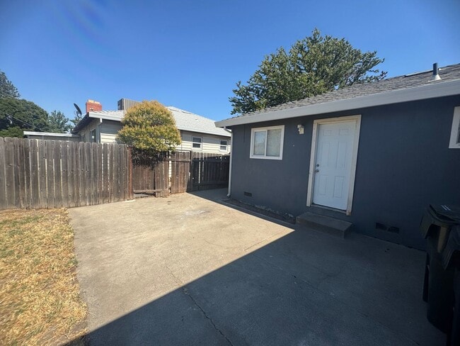 Building Photo - 4 Bedroom Home in Sacramento