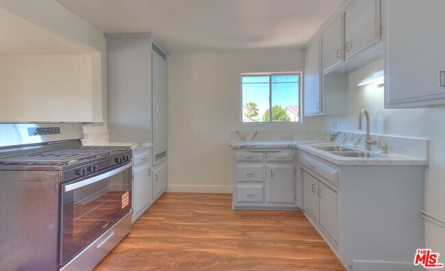 Building Photo - 8468 S Halldale Ave