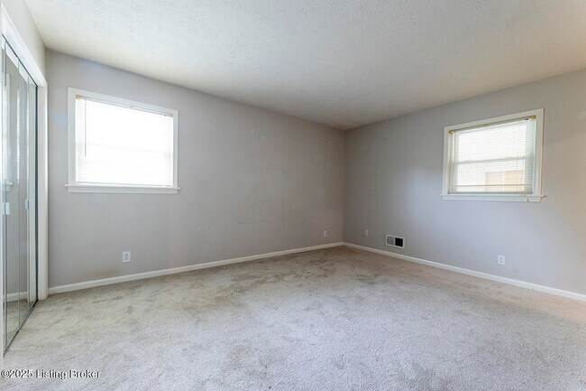Building Photo - 2901 Creekside Dr