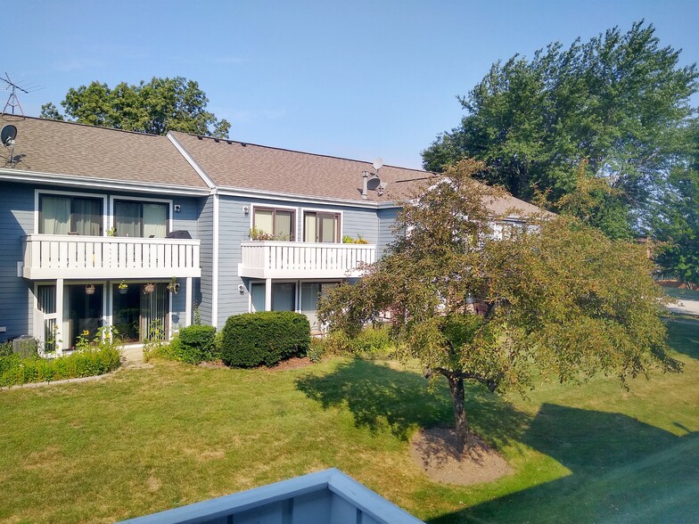 Outside - 220 Oak Knoll Ct