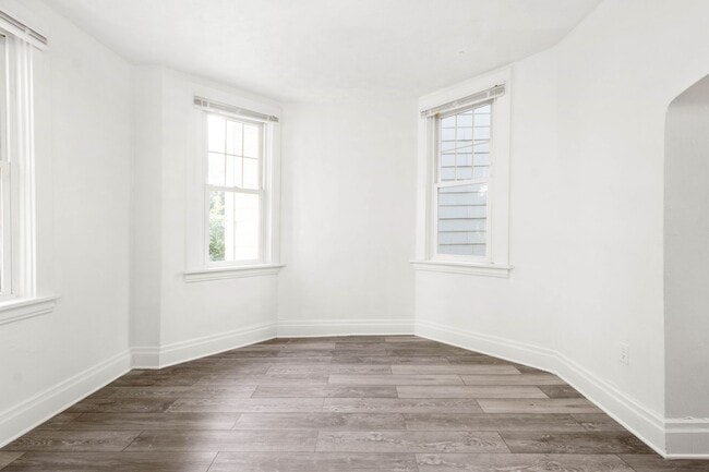 Building Photo - Gorgeous 3 Bedroom House in Beechview available July 1!