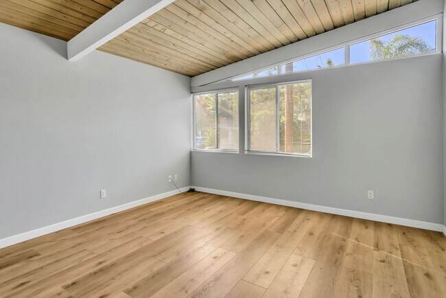 Building Photo - Single story view home overlooking Mission...