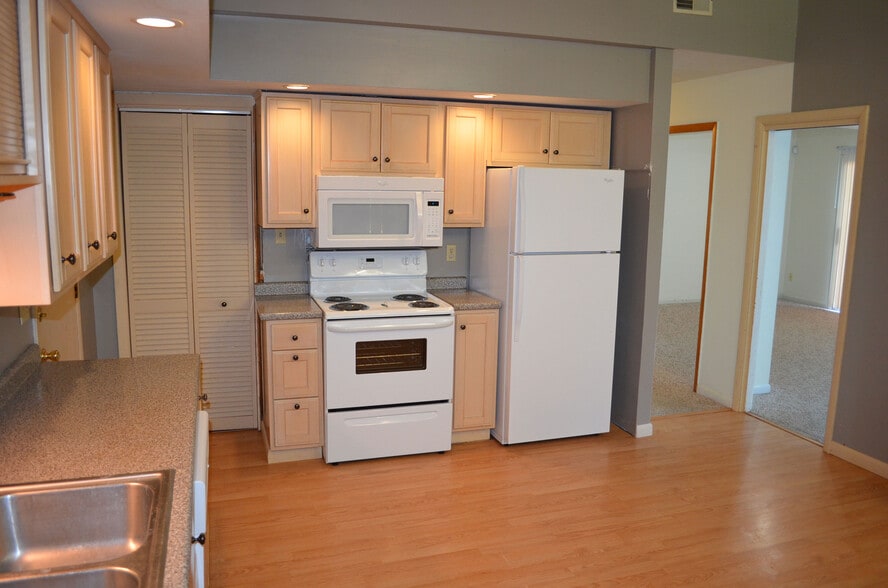Building Photo - 8074 Rolling Hills Dr