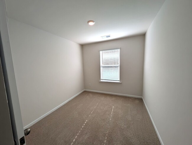 Building Photo - Gorgeous , New Townhome  located in Mallar...