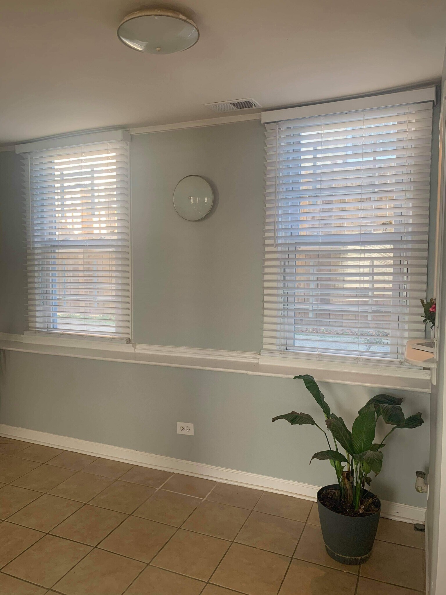 Building Photo - 3801 N St Louis Ave