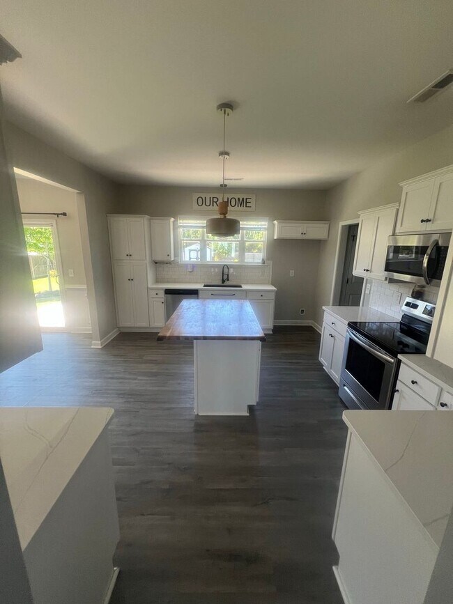 Building Photo - 303 Breezeway Dr