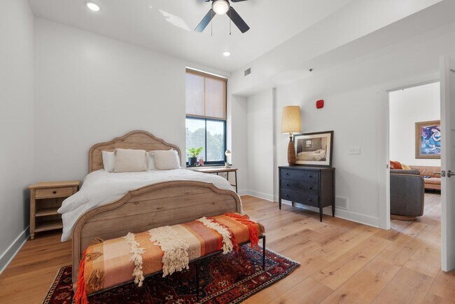 Building Photo - 301 N Mulberry St