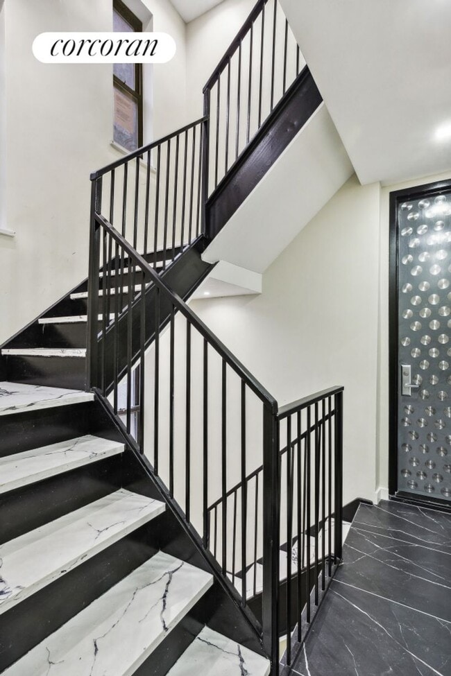 Building Photo - 403 E 77th St