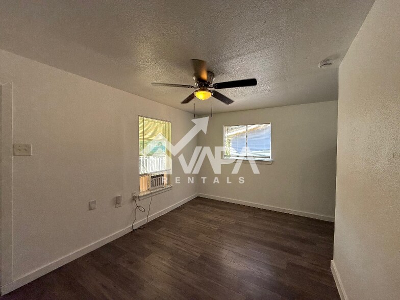 Building Photo - 135 E Burcham Ave