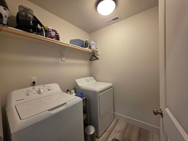 Building Photo - 6817 Rd 108