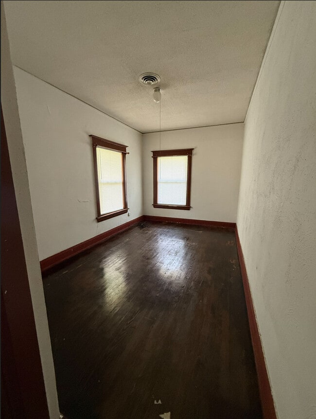 Building Photo - 494 S Chicago Ave