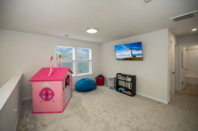 Building Photo - Spacious 3-Bedroom Rental in Sought-After ...