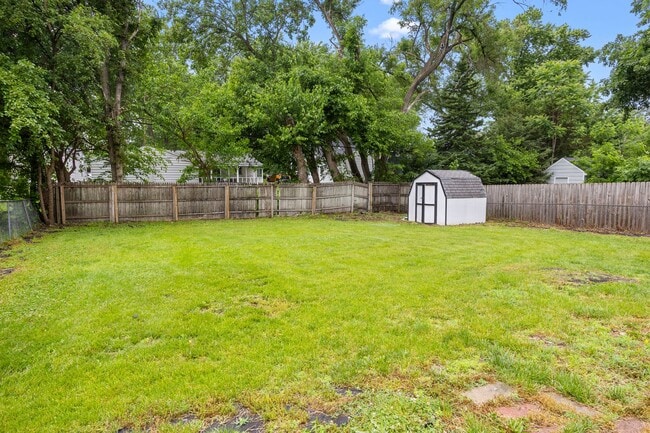 Building Photo - 1 Bedroom/ 1 Bath Home - Fenced in back yard and 1 Stall Garage