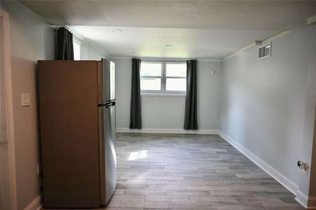 Building Photo - 994 Overbrook Cir