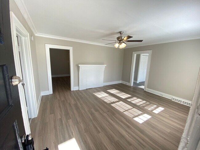 Building Photo - Very nice 4 bedroom 1 bathroom house JUST REMODLED (Spring 2022)