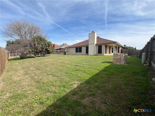 Building Photo - 2523 Creek Dr