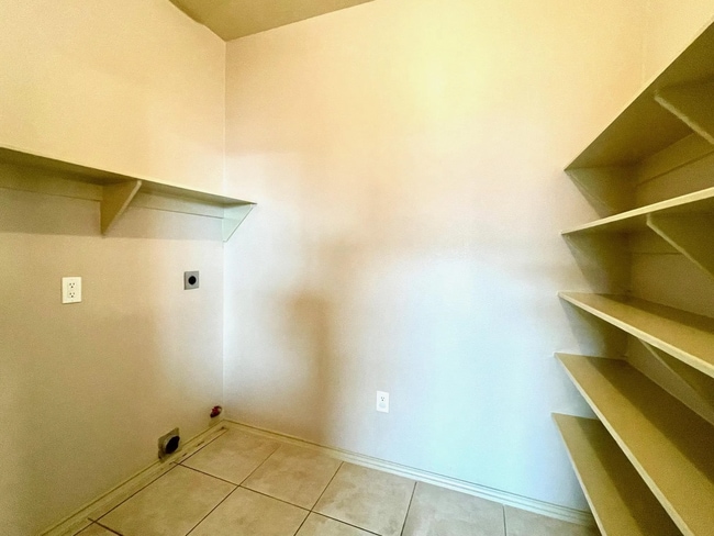 Building Photo - 9310 Albany Dr