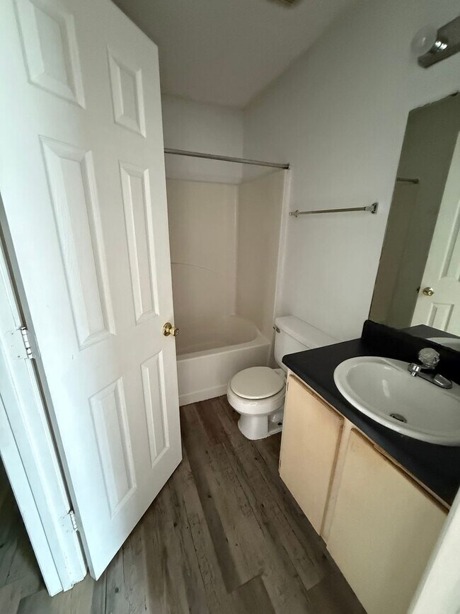 Building Photo - 3 Bed Townhouse on Nuggett Lane, available...