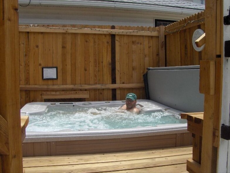 Hot tub - 1034 E Platte Ave