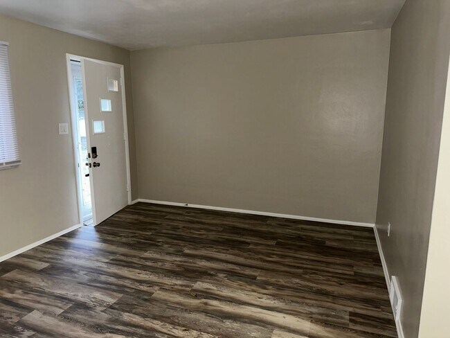 Building Photo - 3 Bed 1.5 Bath with an Additional Bedroom