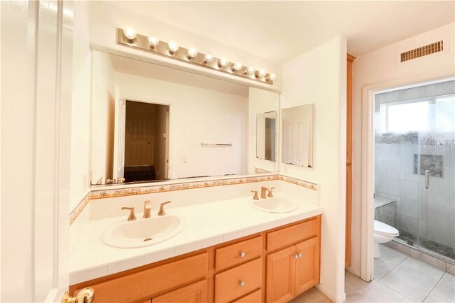 Building Photo - 27 Vienne