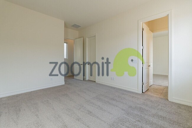 Building Photo - Beautiful Views!