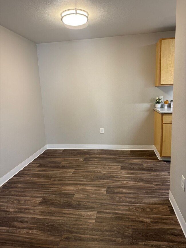 Building Photo - Life Just Got Better Come See For Yourself At Powell Court Apartments!!