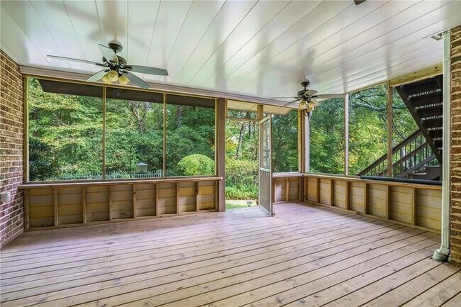 Building Photo - 2262 Meadowvale Dr NE