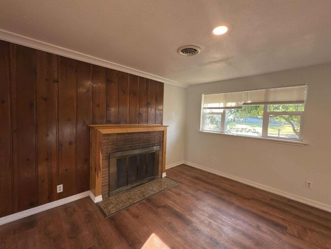 Building Photo - Single level Home near Acorn Park!