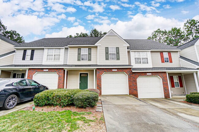 "HAPPY TRAILS TOWNHOME" is just under 10 mins. from UNCC, PNC Pavilion & Hospital. - 10050 University Park Ln