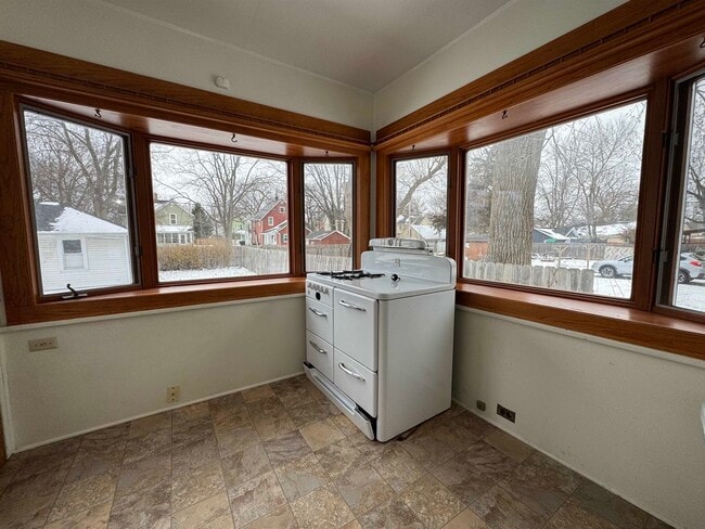 Building Photo - 916 9th St