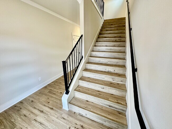 Building Photo - 2805 SW Hampshire Ave