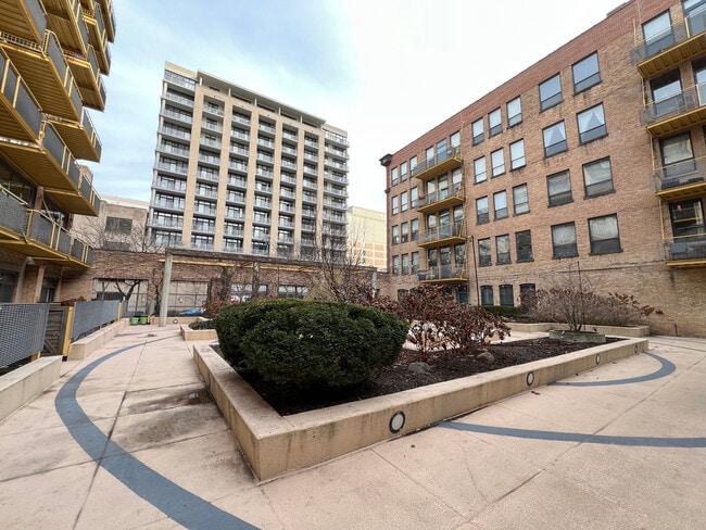 Building Photo - 1910 S Indiana Ave