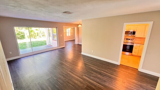 Building Photo - Timeless Charm Meets Modern Comfort in the Heart of Winter Park! WASHER & DRYER INCLUDED!