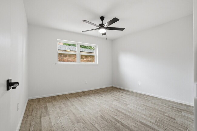 Building Photo - "Charming 4-Bed Oasis with Fireplace in Lubbock - 2 Full Baths & Spacious 2460 Sq Ft!"