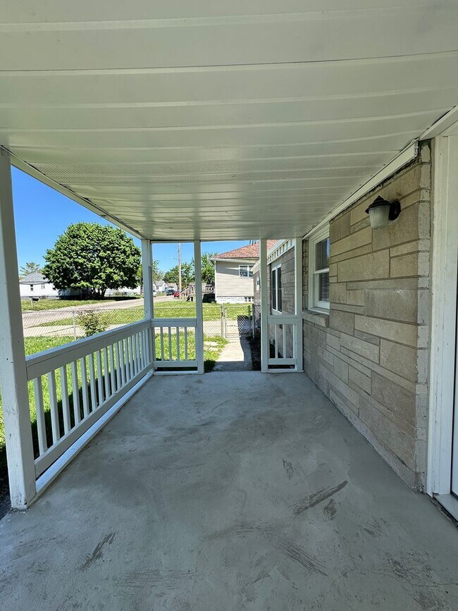 Building Photo - Backyard Nights & Front Porch Mornings — Cozy 3BR Brick Ranch in Fairlawn