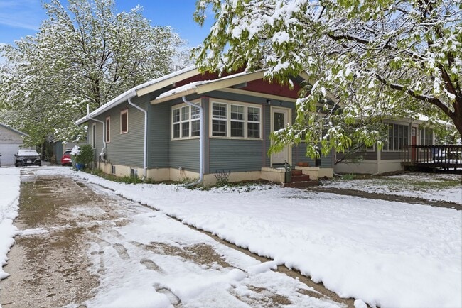 Building Photo - Charming 2 Bed 1 Bath House in Old Town!