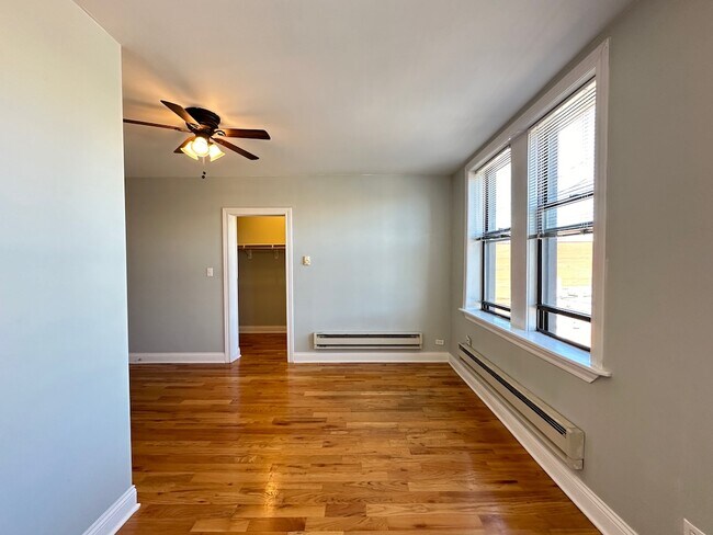 Building Photo - 823 W Diversey Pkwy