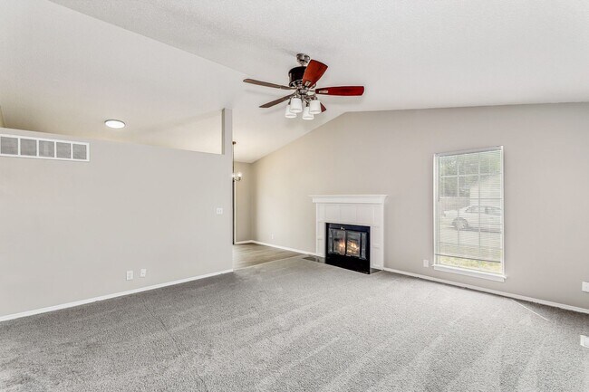 Building Photo - Coming Soon! WEST Side Duplex for rent! Spacious 3 bed/2 bath duplex for rent