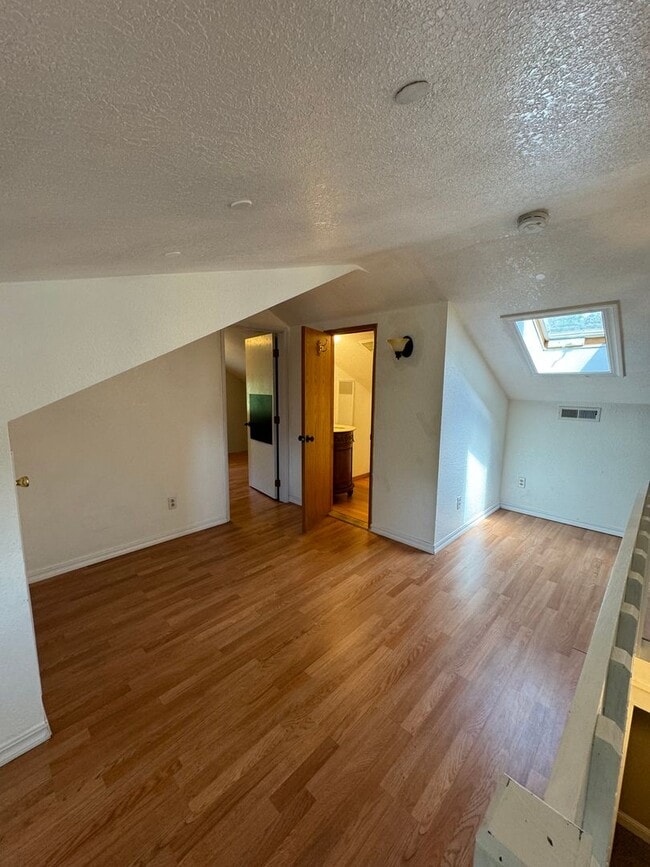 Building Photo - 3 bed 2.5 bath near Pacific Terrace