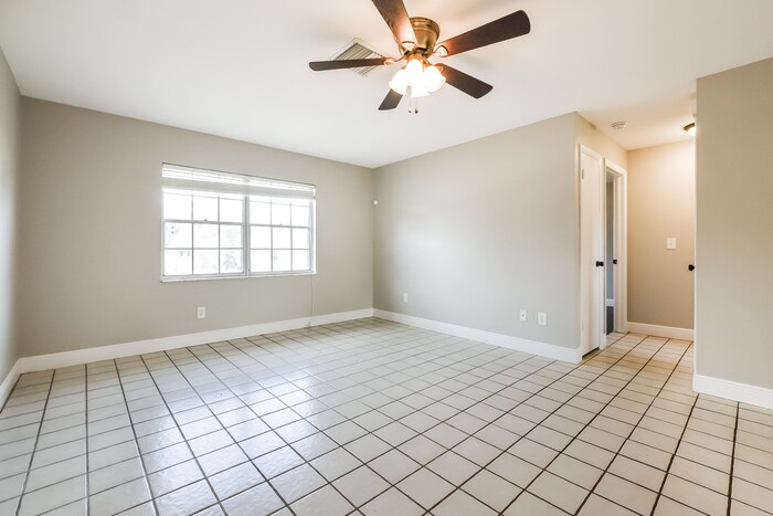 Building Photo - 1025 Ireland Dr