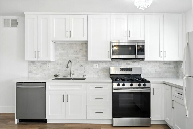 Building Photo - Charming 2BR + 1BA Condo in Tarzana availa...