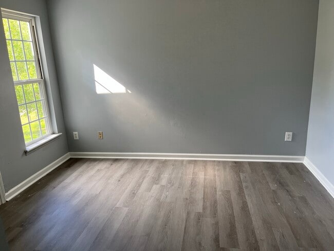 Building Photo - 408 Gladstone Dr