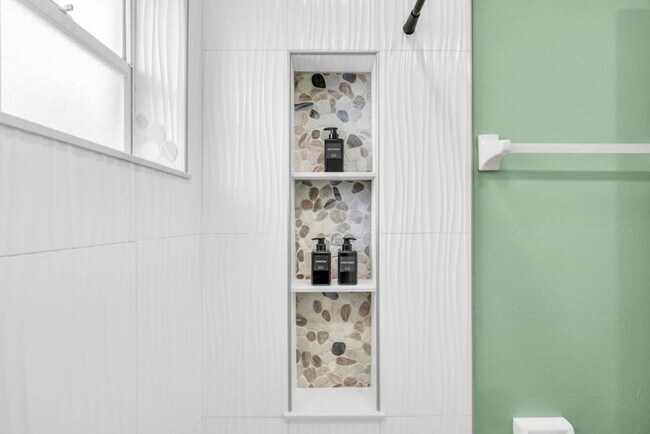 Building Photo - 2364 Pineapple Ave
