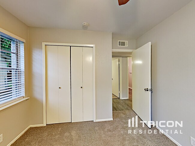 Building Photo - 3221 Edgebrook Dr