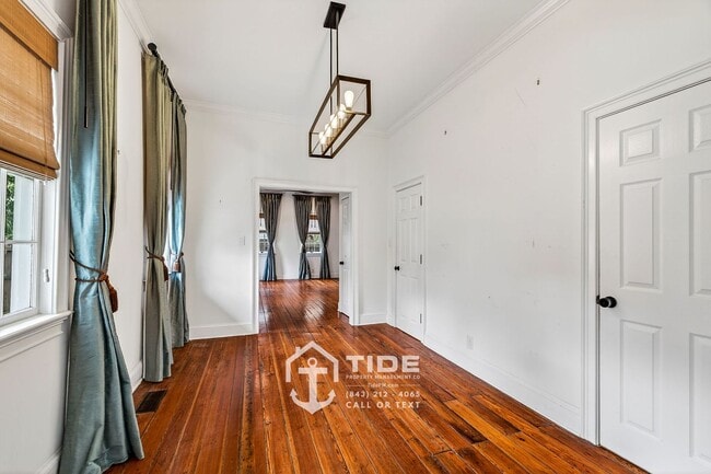 Building Photo - Walkable Downtown Living